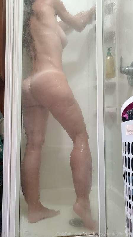 Who likes shower pics❣️