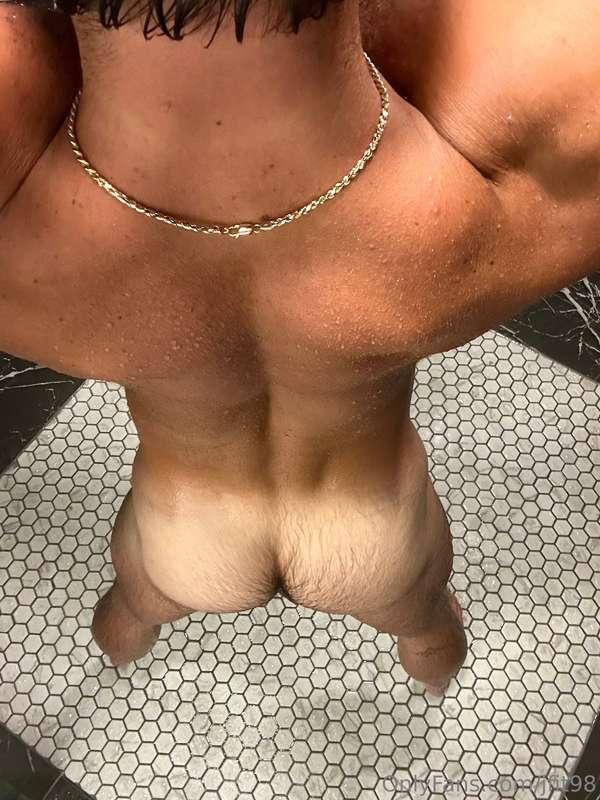Sending out some HOT shower content rn💦 That tan line though..