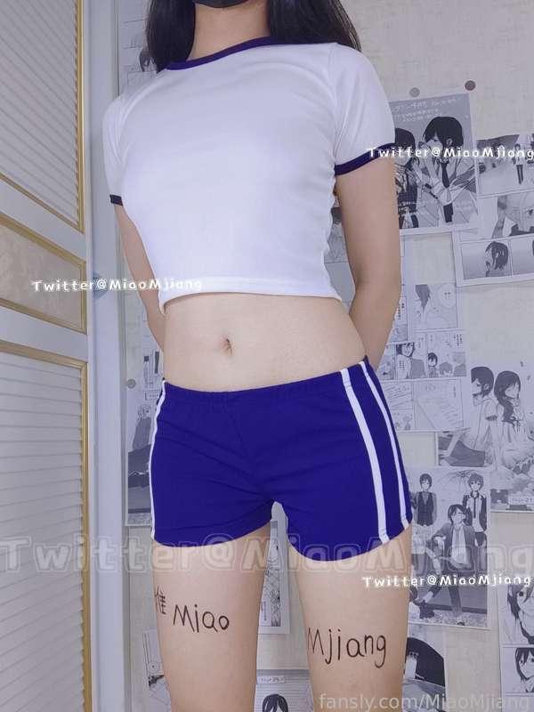 Tight shirt and booty shorts to show off my legs and ass.  Asians have big booties too!
紧身衬衫和战利品短裤，展示我的腿和屁股。 亚洲人也有大靴子!
