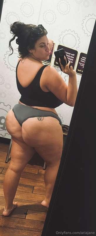 Love how plump my ass looks after leg day 🥰🏋🏻‍♀️