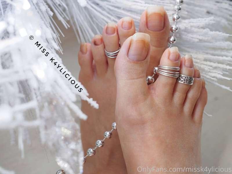 Wouldn't you love to be that bauble... My toes gripping you ..