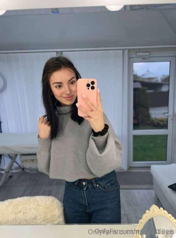 Hot babe @mist.c wants to show you her perfect body and give..