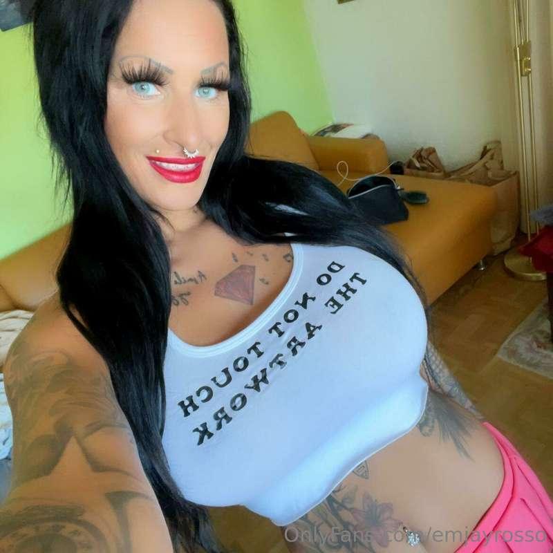 Time to get up and start the day...  Kiss @emjayrosso
