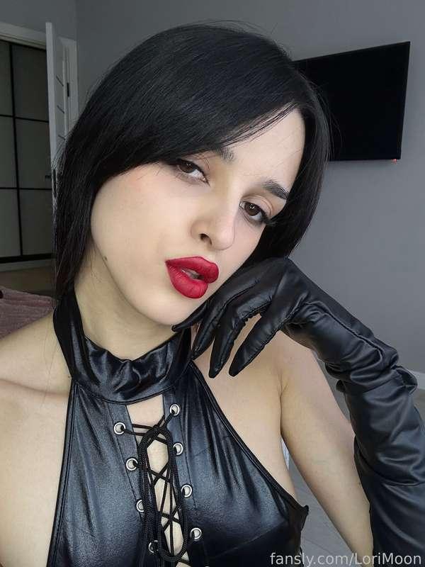 my tinder date wants me to wear the sexiest underwear. if you are lucky maybe I`ll let you catch a glimpse of what I am about to wear?





#brunette #leather #cuckold #sexwife #mistress #joi #slave #domme #femdom #humiliation #brat