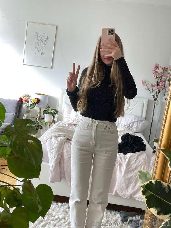 Just got home from college 😇✌🏼pls ignore my messy room and u..