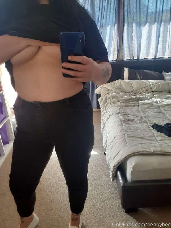 Sneaky underboob 💋