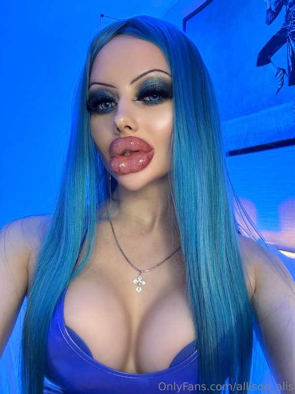 What’s the next colour of latex top should I get? 💎💵
