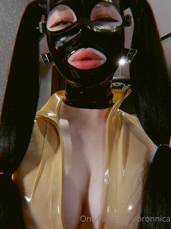 If you ask me "Anna, what's your favourite  mask?".  I will ..