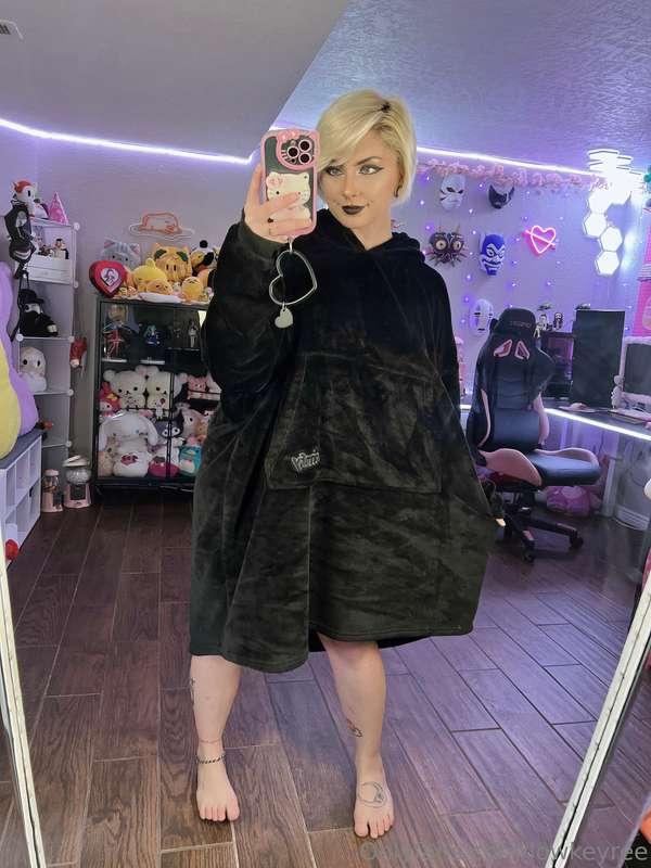 swipe for a surprise c; took some extra spicy pics & vids th..