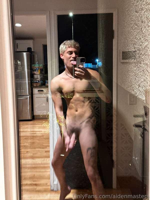 need a good boy to take care of my cock right now 😈🍆