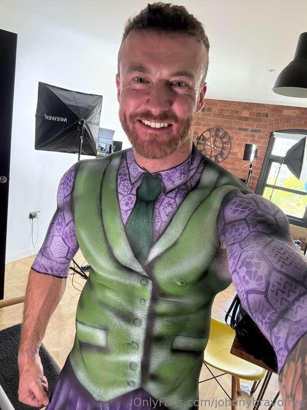 Who can guess who I’m cosplaying today? 👀👀👀