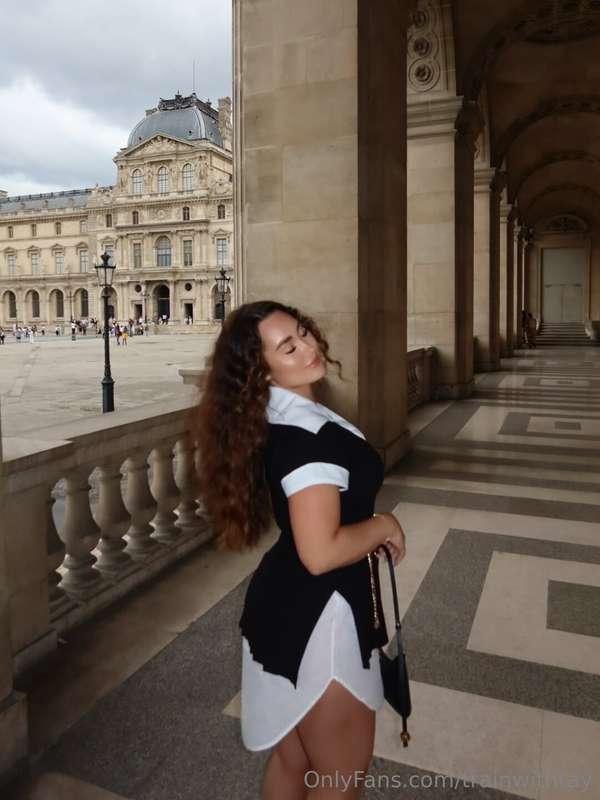 Serving art in front of art 🎨