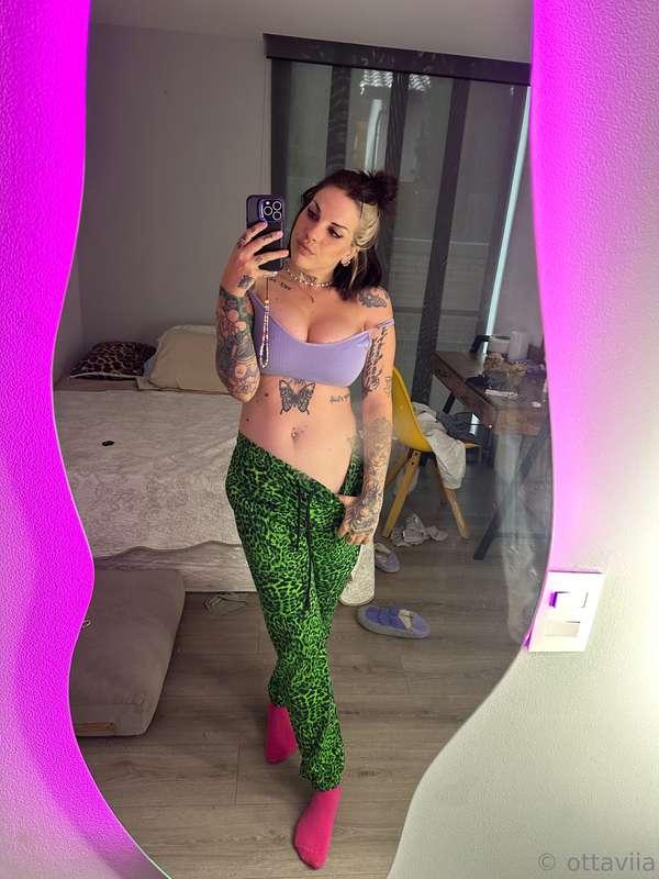 I’m wearing no panties today 🙈