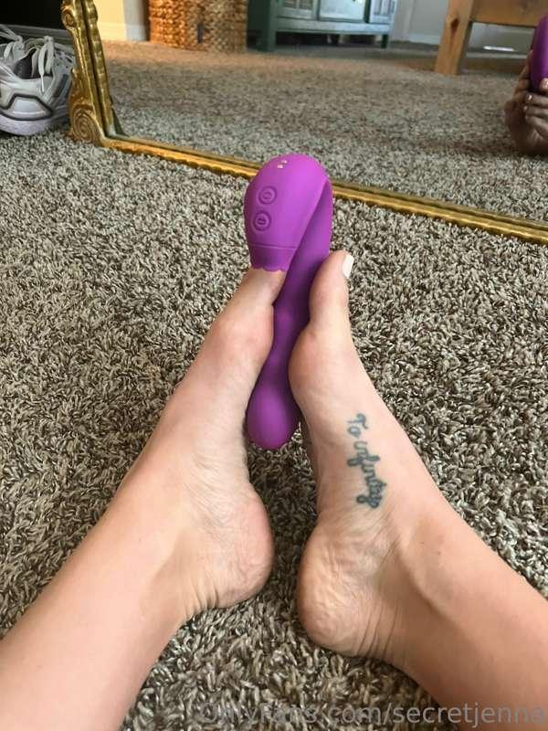 My favorite toy rn 😍
Of course a real dick is always better ..