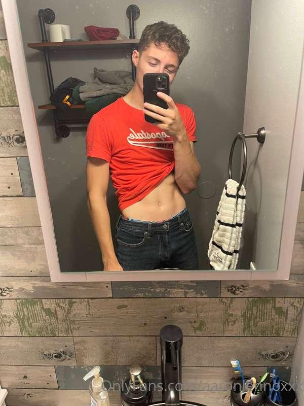 I hate wearing pants 😩 someone come take them off 🥵