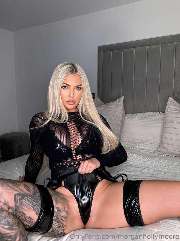 I’m in bed and bored…any requests?😉DM baby!💌🥵