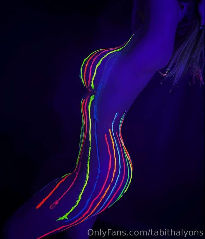 **SNEAK PEEK*
I had some fun with my new black lights :3 It’..