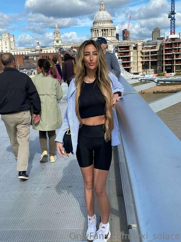 Love to walk and sightsee when I’m somewhere new 🥰