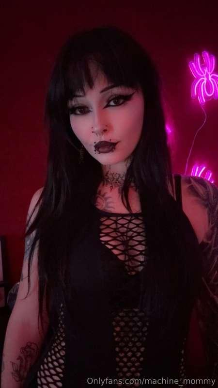available for sexting and calls all day tomorrow DM me to sc..