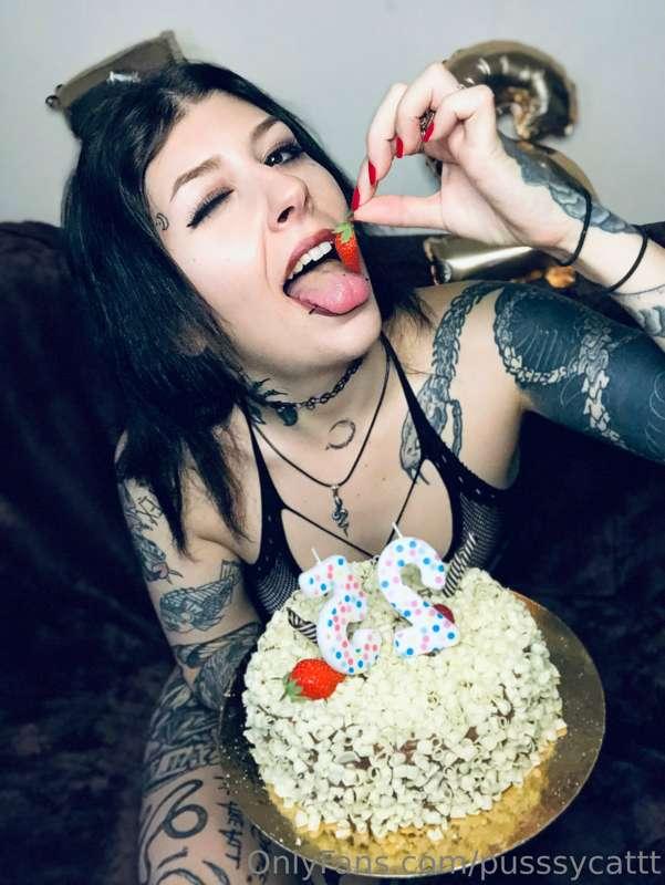 ❤️ It’s FINALLY my Birthday ❤️

Come and eat cake with me ba..