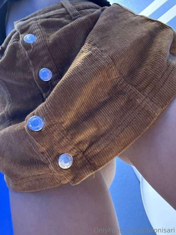 Faldita sin nada debajo en el centro comercial, quieres verl..