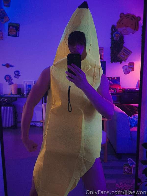 banana costume arrived! 🍌🍌🍌