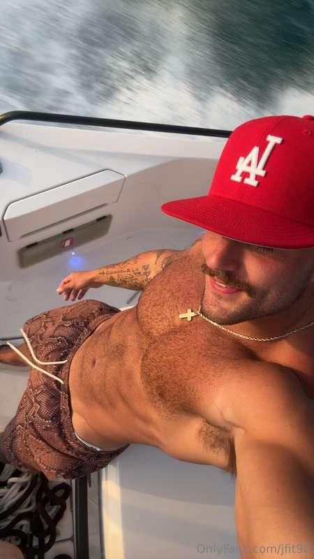i’m on a boat mf take a look at me 😎
