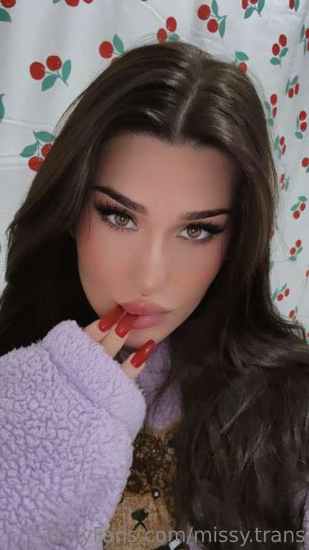 Thinking of spending the night with you on my bed😋😈