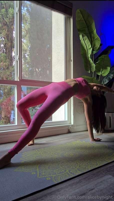 I'm the yoga instructor you wish you had 😛😘