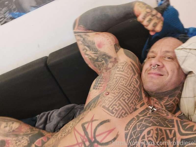 Posing naked in the sofa after gym...

Posando desnudo en el..