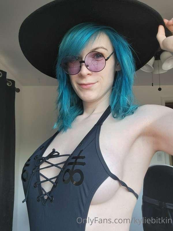 Some sideboob to start your day.  I've got a four minute vid..