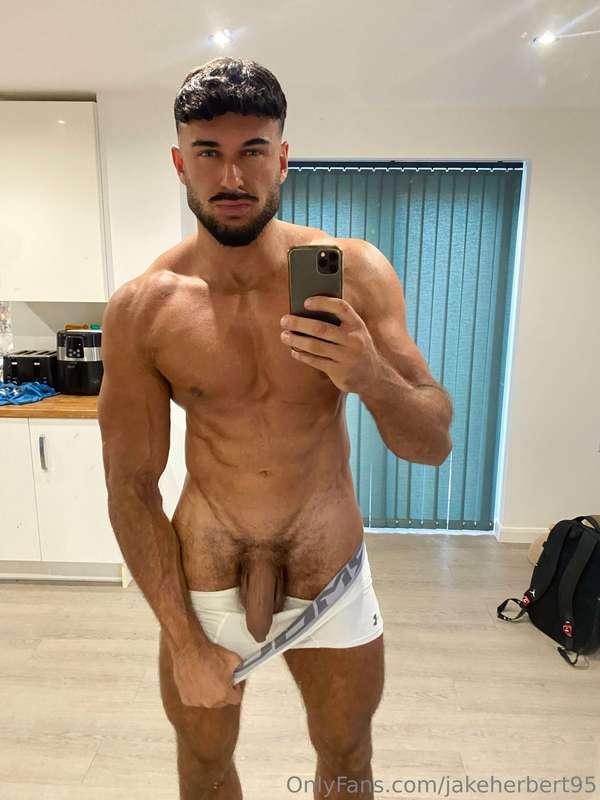 Need someone to get my uncut cock hard👀