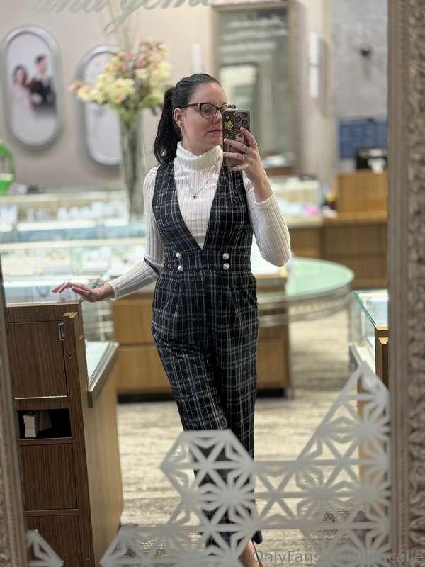 Here’s the fit for today! I feel pretty cute but I wish my b..