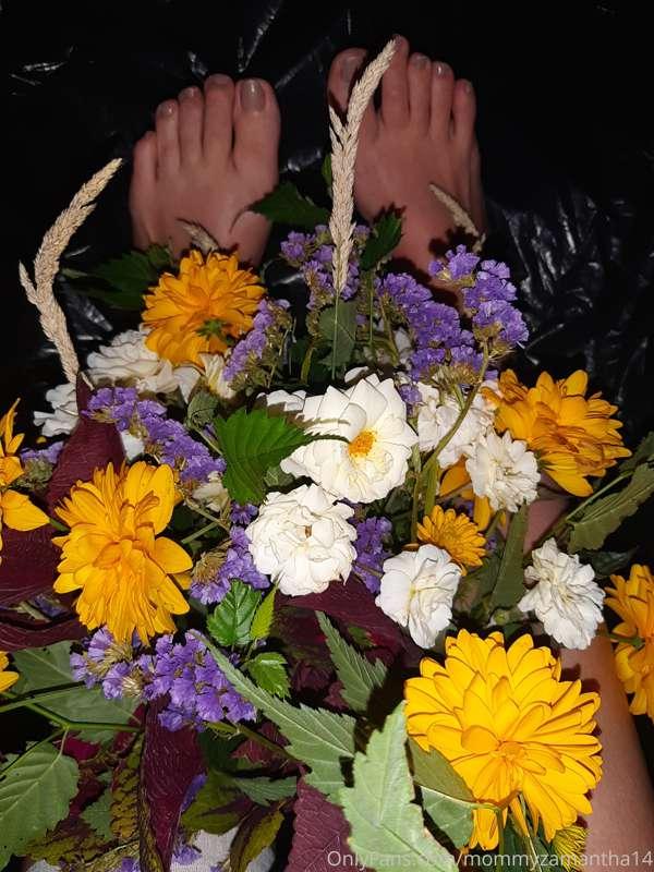 A perfect date, flowers, feet .... so hot
