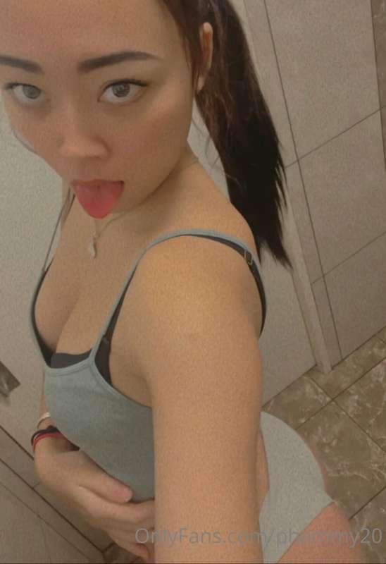 Bathroom boredom 🥱