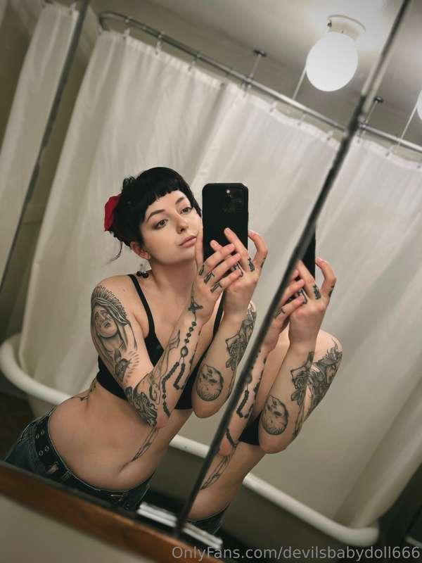 I guess I’m into posting mirror selfies now 🤷🏻‍♀️