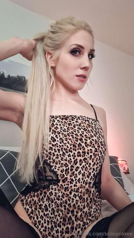 Good morning 😘Leopard print, soft stockings, and a look that..