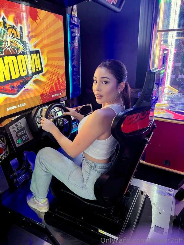 Gamer girl goes to an arcade 💜