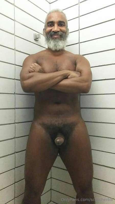 Thirsty Thursday!#beard #musculardaddy #gay #feet #gaycruisi..
