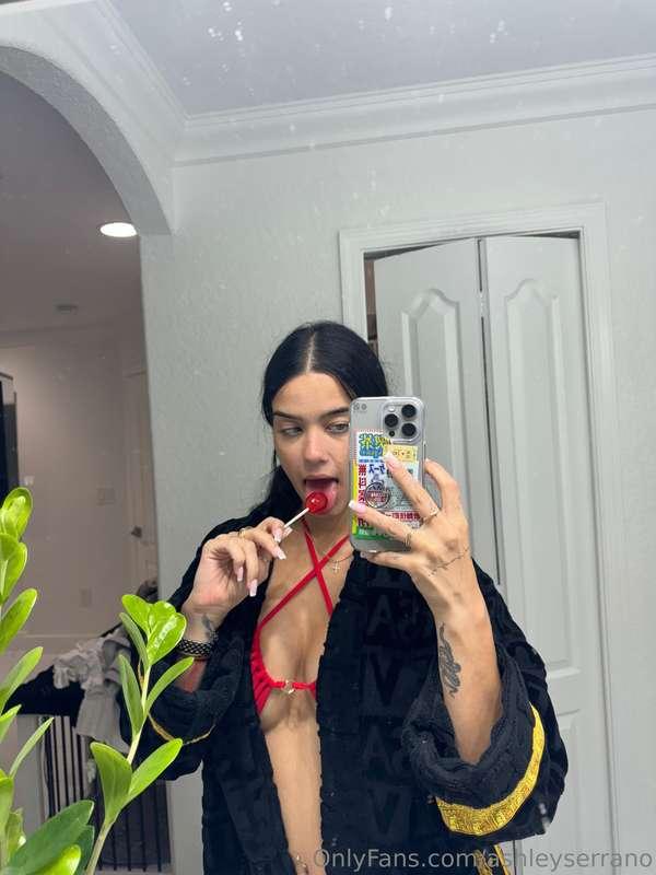 red's my flavor tonight... wanna taste? 😈💋