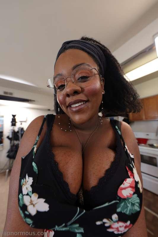 😗 😗😗  ******KISSY KISSY******  😗 😗 😗

*Do you like Big titti..