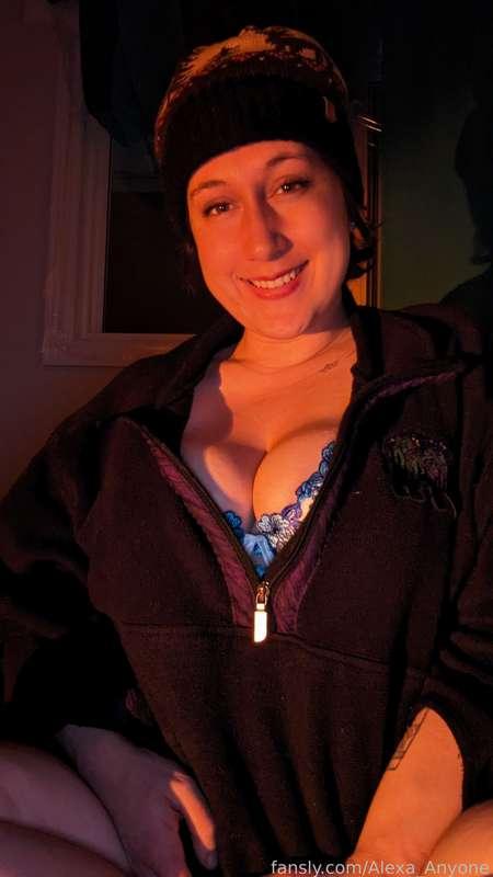 The hat stays on for sex! I hope it's not an issue 😌

#crazyhair #dontcare #beanie #milf #bigtits #lace #bustier #hairypussy #allnatural #mombod