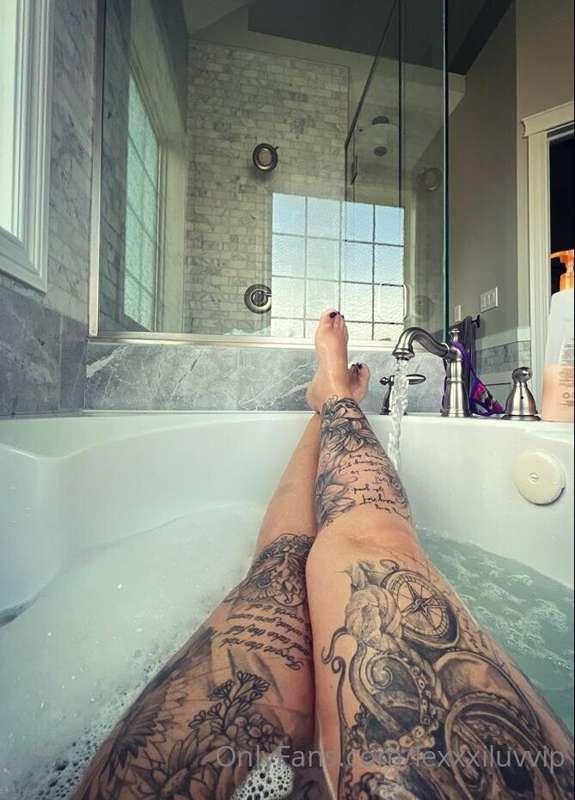 Anybody wanna join me in my bathtub? I'm a dirty girl! 😜