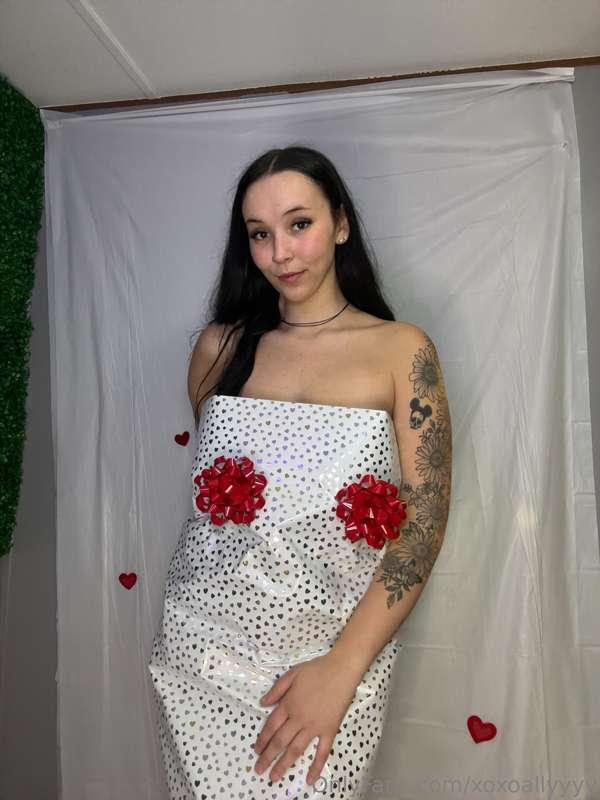 woah, what a gift! 🤤 happy valentine’s day baby!🍒