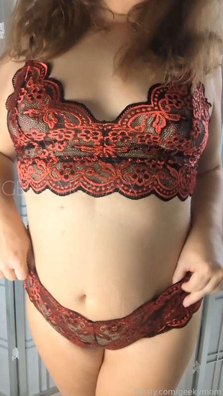 I found a brand new lingerie set in my closet while cleaning! So, I tried it on for you...what do you think? ☺️ It looks better pulled up my ass crack, right? 😄

#fyp #nippleplay #lingerie #milf #mombod #pawg #booty #milfnextdoor #curvy #thick 