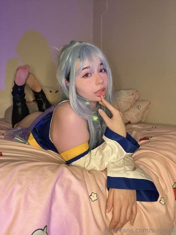 Just a useless goddess here to bless your feed! 💦✨