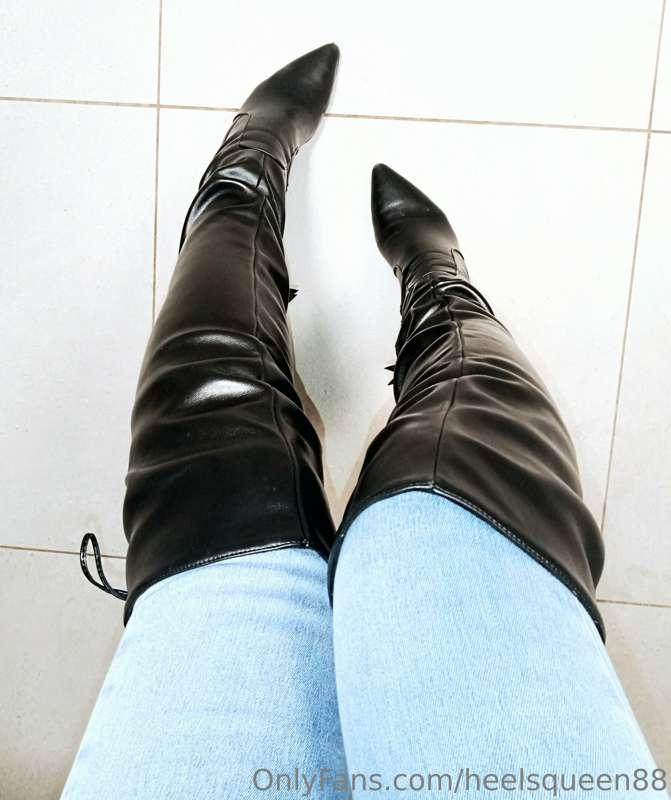 💙🖤in office with my overknee boots on💙🖤