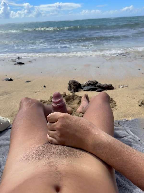 Getting a helping hand at the nude beach. 🏖️ https://onlyfan..