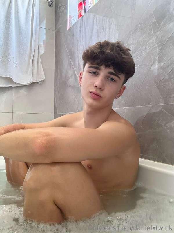 Let's take shower together🍆 I will fill all your holes😈