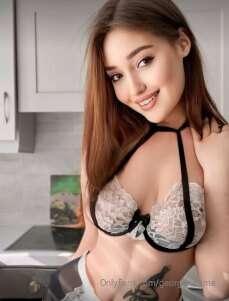 FREE SUBSCRIBTION 👉  @polly_melons 
This busty slut is so ho..
